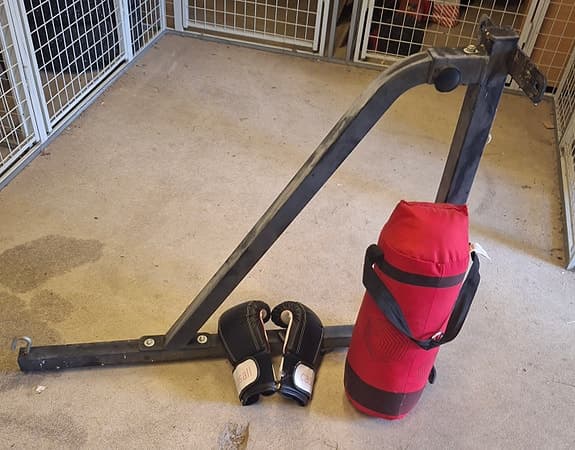 Boxningssäck med ställning och handskar