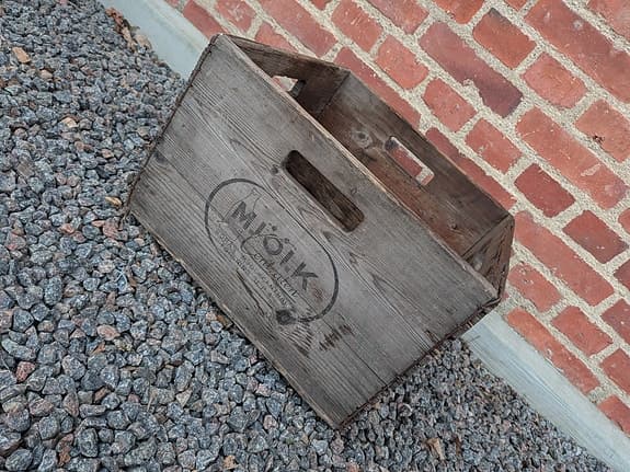 Gammal mjölk låda i trä- förvaring