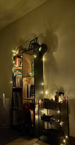 Hylla i trä & grå, mycket bra skick!