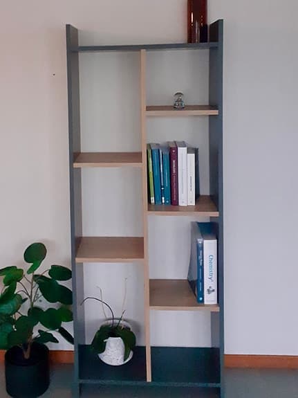 Hylla i trä & grå, mycket bra skick!