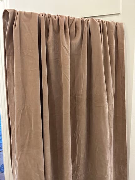 Beige sammetsdraperi