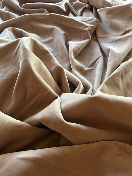 Beige sammetsdraperi
