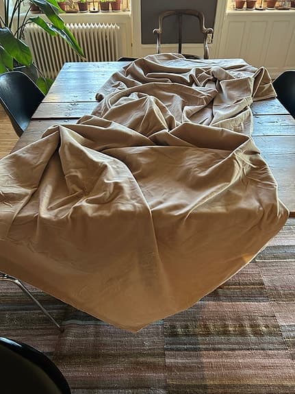Beige sammetsdraperi