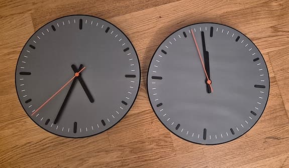 Två väggklockor från IKEA, modell Svajpa