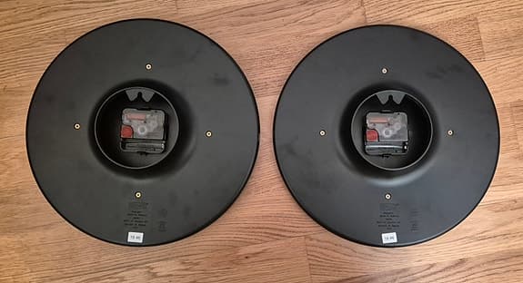 Två väggklockor från IKEA, modell Svajpa