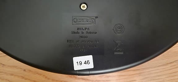 Två väggklockor från IKEA, modell Svajpa