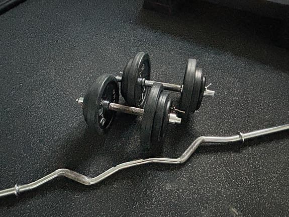Hantelset med skivstång och vikter hantlar