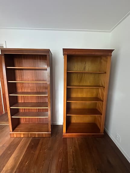 EXKLUSIVA BOKHYLLOR I BRITTISK KOLONIALSTIL I MASSIVT TRÄ - BRITTFURN - NY SKICK