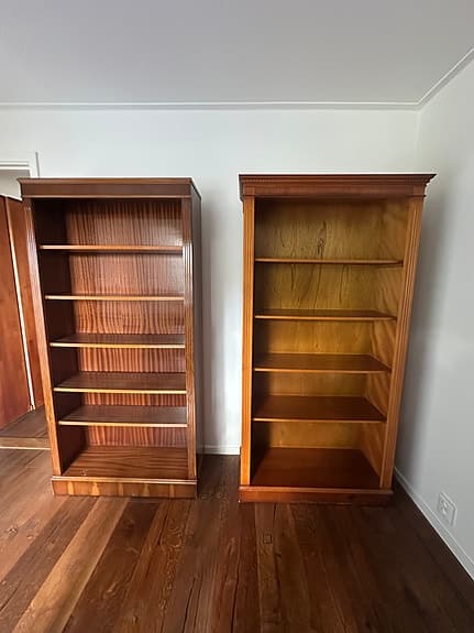 EXKLUSIVA BOKHYLLOR I BRITTISK KOLONIALSTIL I MASSIVT TRÄ - BRITTFURN - NY SKICK