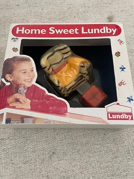 Lundby Home Sweet Lundby dockskåpsfåtölj med fotpall