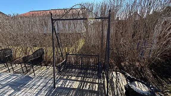Smides gungsoffa trädgård svart