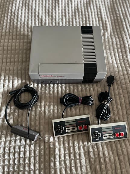 Nintendo NES 8-bit spelkonsol grå med två handkontroller