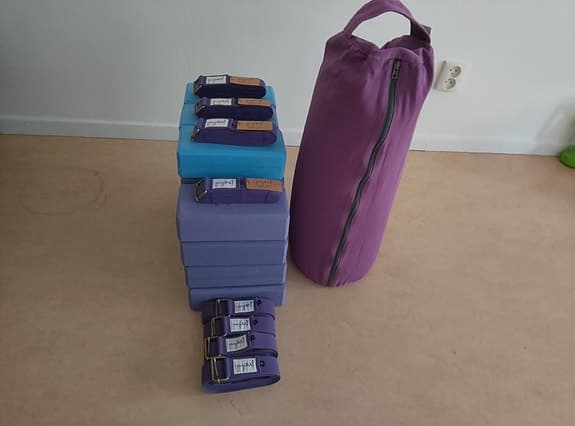 Yogiraj yogatillbehör set klossar bälte och bolster lila blå