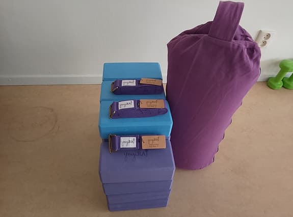 Yogiraj yogatillbehör set klossar bälte och bolster lila blå