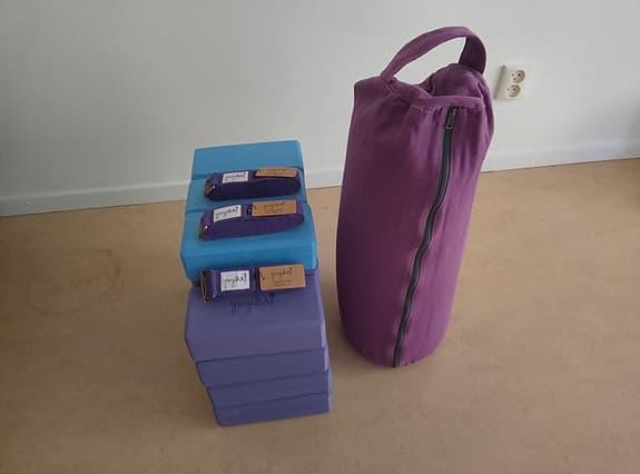 Yogiraj yogatillbehör set klossar bälte och bolster lila blå
