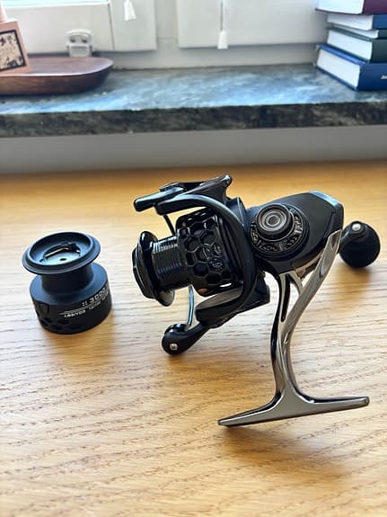 Fiskerulle haspelrulle med extra spole svart