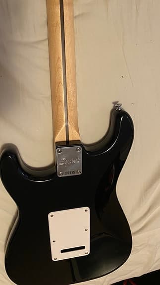 Squier Stratocaster elgitarr svart
