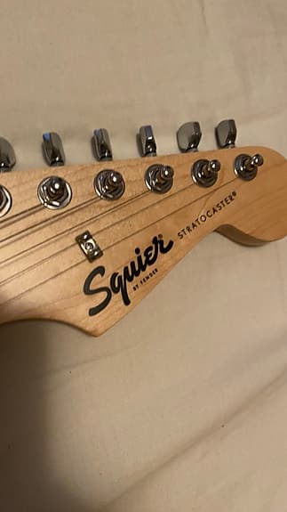 Squier Stratocaster elgitarr svart