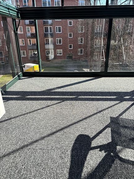 Mattor plattor balkongmatta grå