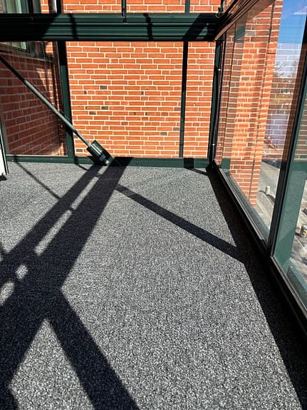 Mattor plattor balkongmatta grå