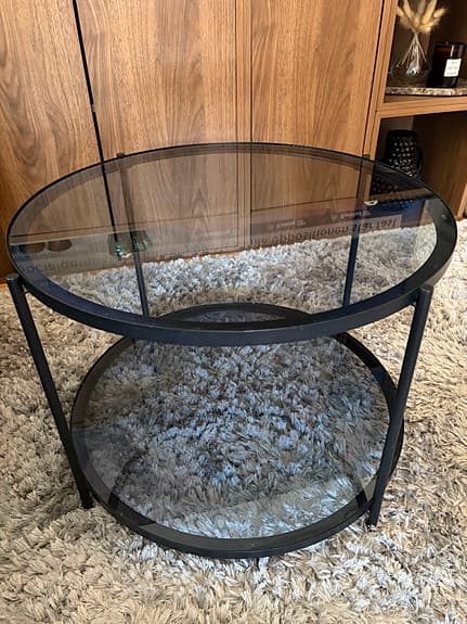 Stilrent soffbord i glas & metall – två plan