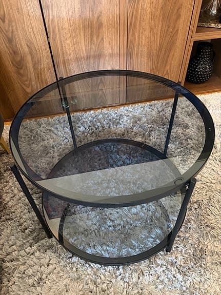 Stilrent soffbord i glas & metall – två plan
