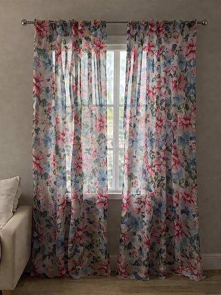 Två tunna, blommiga spetsgardiner från Hemtex. jätte bra skick- 120*235cm