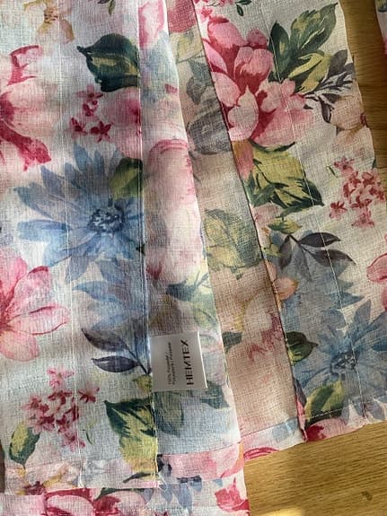 Två tunna, blommiga spetsgardiner från Hemtex. jätte bra skick- 120*235cm