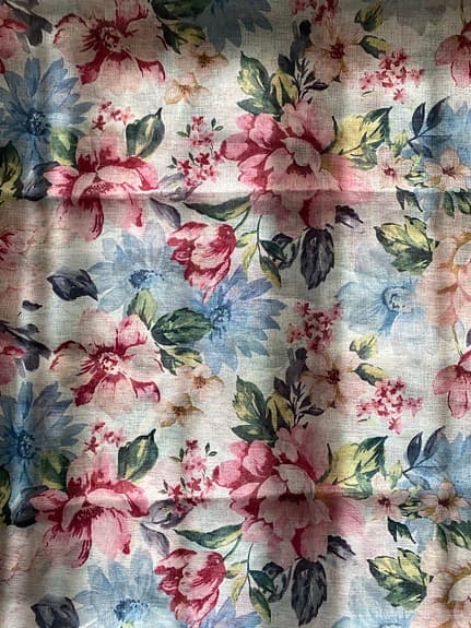 Två tunna, blommiga spetsgardiner från Hemtex. jätte bra skick- 120*235cm