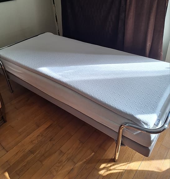 Elektriskt ställbar säng 90x200