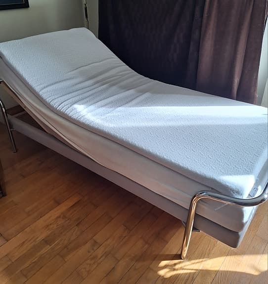 Elektriskt ställbar säng 90x200