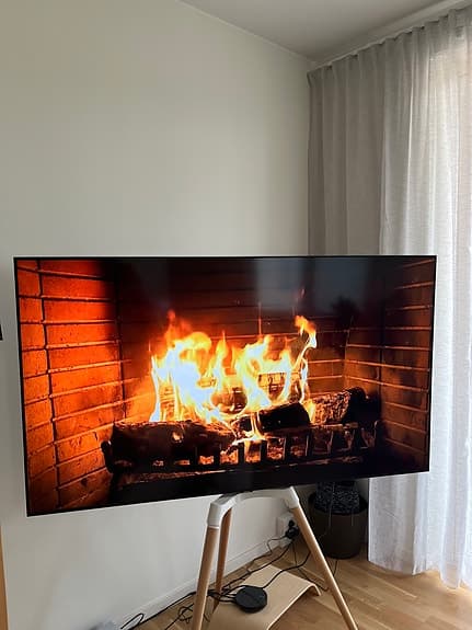 Samsung 65" CU7100 Crystal UHD 4K Smart TV (TU65CU7105K) with tripod