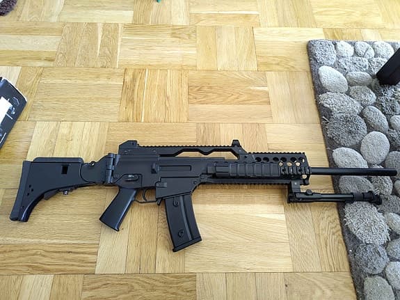 3 stycken airsoft gevär, samt lite gear