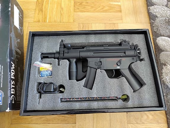 3 stycken airsoft gevär, samt lite gear