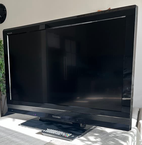 Toshiba TV, 32 tum LCD colour TV