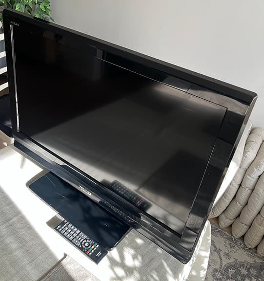 Toshiba TV, 32 tum LCD colour TV