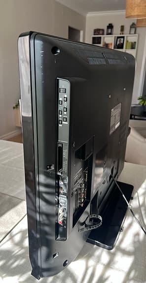 Toshiba TV, 32 tum LCD colour TV