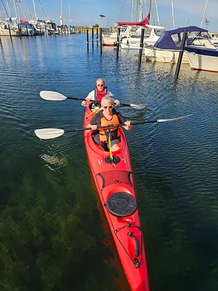 Röd dubbelkajak med komplett utrustning, sparsamt använd