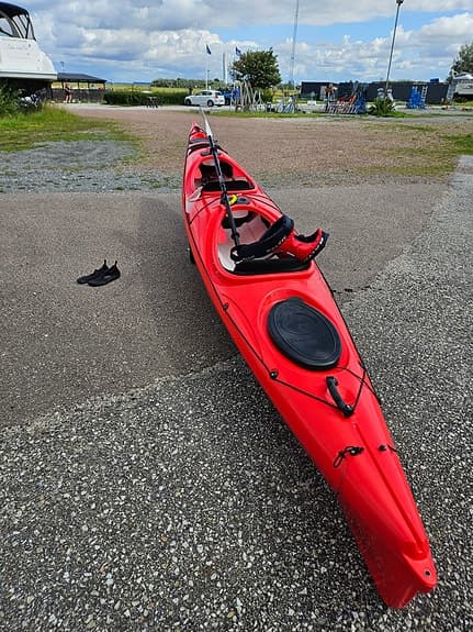 Röd dubbelkajak med komplett utrustning, sparsamt använd
