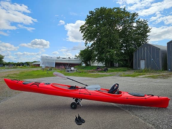 Röd dubbelkajak med komplett utrustning, sparsamt använd