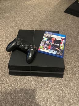 Sony Playstation 4 spelkonsol svart med handkontroll och spel