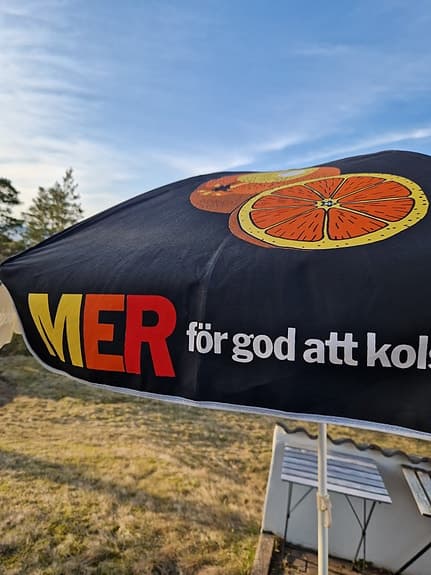 MER parasoll svart med fruktmotiv 180cm