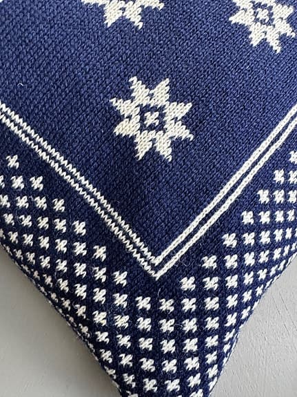 Lyxig handgjord kudde med tofsar