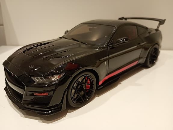 Modellbil Ford Mustang Shelby "code red" (skala 1/18)
