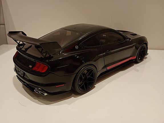 Modellbil Ford Mustang Shelby "code red" (skala 1/18)
