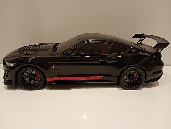Modellbil Ford Mustang Shelby "code red" (skala 1/18)