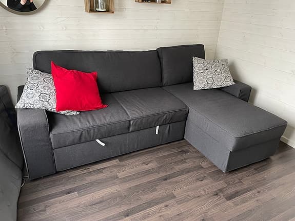 Grå bäddsoffa
