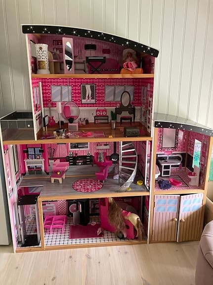 Barbie dockhus med tillbehör rosa