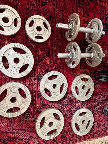 Helt nytt hantelset med viktskivor och hantelstänger