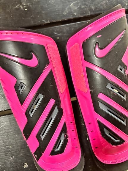 Nike benskydd svart rosa